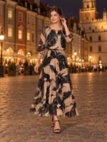 Sukienka maxi wieczorowa z szyfonu w marmurkowy wzór, Czarno-beżowy, wieczorem