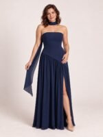 Sukienka maxi na studniówkę bez ramiączek, z szalem i asymetryczną górą, Granatowy, przód, druga modelka