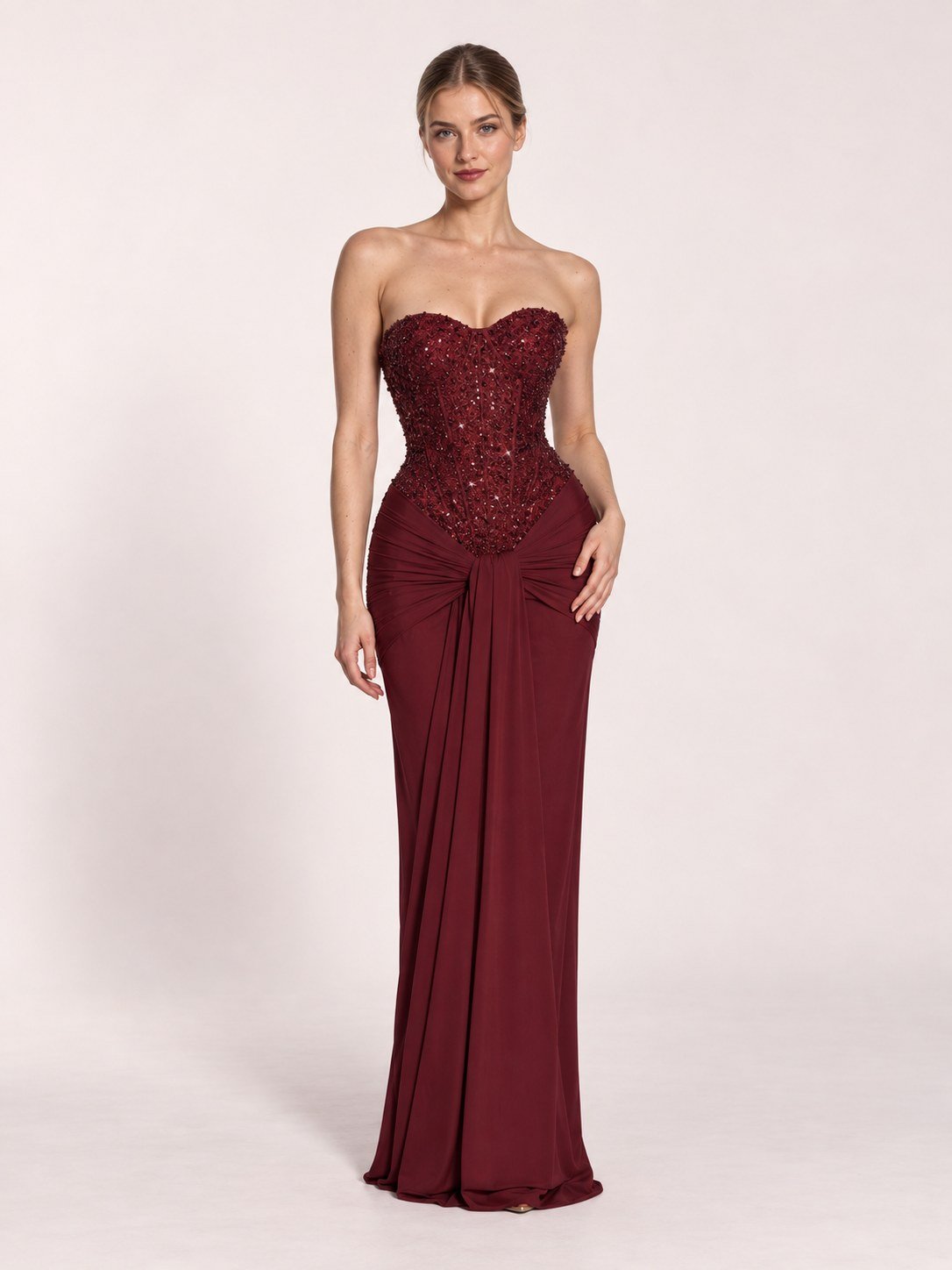 zorzana-carlena-gorset-koraliki-maxi-01 Sukienka maxi na studniówkę z koralikami, gorsetowa, bez ramiączek, Bordowy, przód